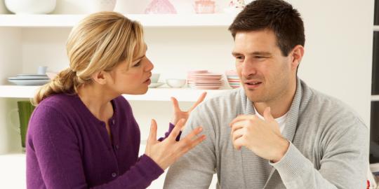 7 Penyebab pasangan sering bertengkar soal uang