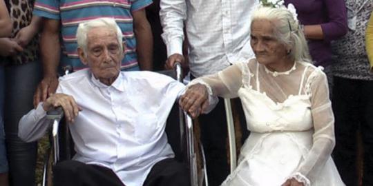 Setelah bersama 80 tahun, pasangan manula ini menikah