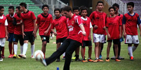 Michael Owen cs gelar coaching clinic di Stadion GBK