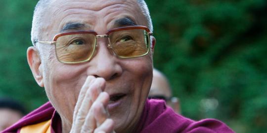 Dalai Lama mudah tertarik pada perempuan cantik pakai rok mini