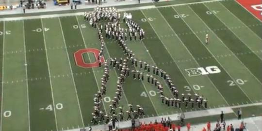 [Video] Formasi 'moonwalk' marching band ini bikin terpukau!