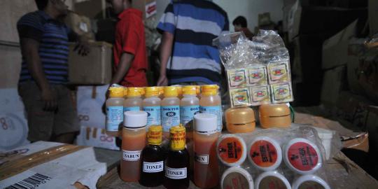 Petugas BPOM sita ratusan ribu kosmetik ilegal di Pasar Asemka