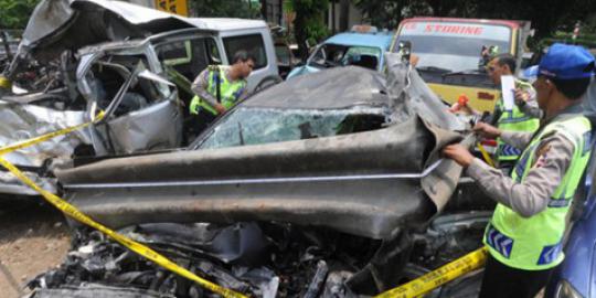 Latar belakang Dul kemudikan sendiri Lancer-nya