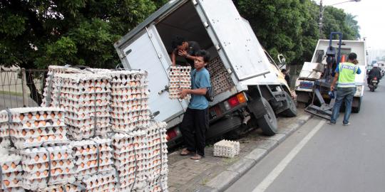 Sopir ngantuk, truk muatan telur terperosok ke selokan