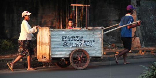 Kisah mengharukan pemulung jujur mau kembalikan dua potong baju