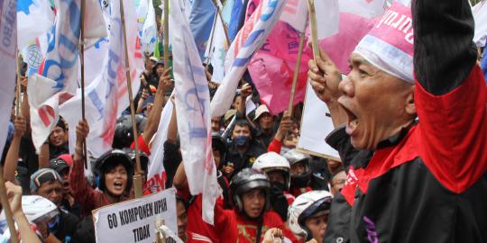 Buruh yang demo tuntut UMR di Balai Kota mulai bubar