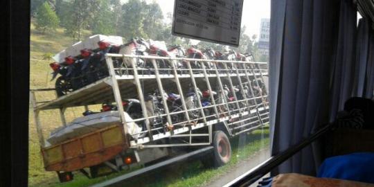 Truk muatan motor terguling di Tol Cikarang, lalin macet 4 km