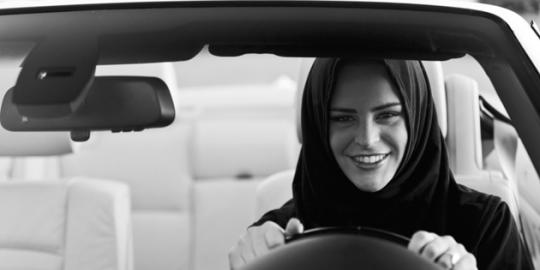 Perempuan Saudi nekat demo nyetir mobil