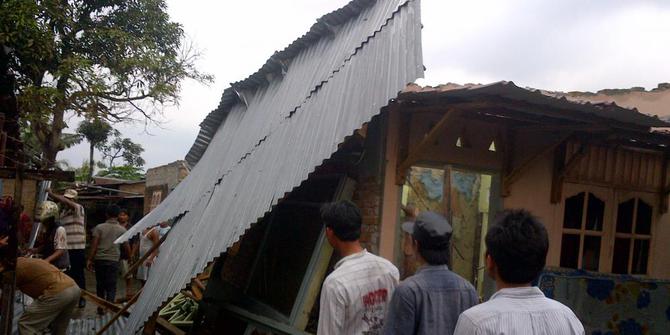 Diterjang angin puting beliung, puluhan rumah di Madiun 