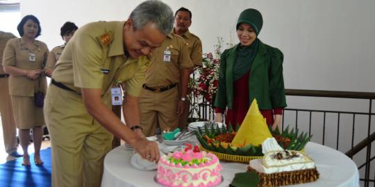 Ultah ke 45, Ganjar dapat ciuman spesial dari istri 