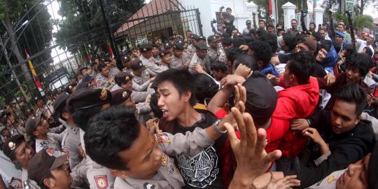 Mahasiswa Banten duduki kantor DPRD minta cabut mandat Atut