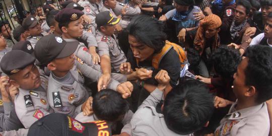 Demo tuntut Atut mundur ricuh, mahasiswa dan polisi luka-luka