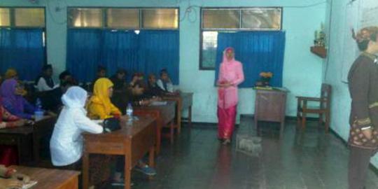 Sumpah pemuda, siswa MAN Surabaya kenakan pakaian adat di kelas