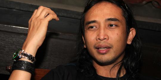 Apa hubungan bisnis Piyu dengan Adiguna?