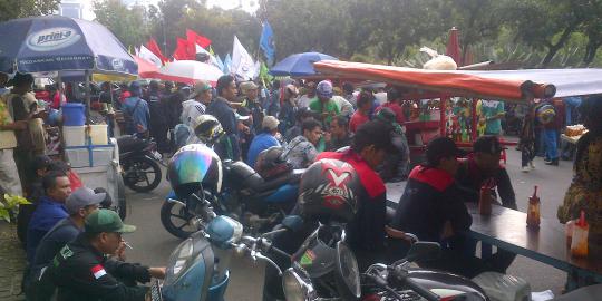 Ada demo buruh, jalan depan kantor Jokowi dibanjiri PKL
