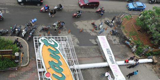 Baliho Giant tumbang di depan Pamulang Square