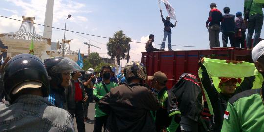 Sampai di Surabaya, buruh yang demo serbu penjual minuman