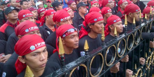 Di Pulogadung, massa sempat paksa buruh yang bekerja ikut demo