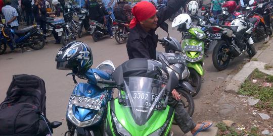 Kendarai Ninja 250 cc, buruh di Pulogadung demo gaji Rp 3,7 juta