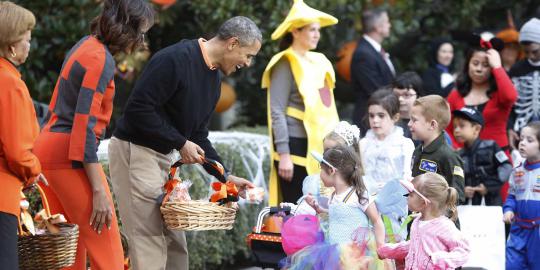 Rayakan Halloween, Obama bagi-bagi permen
