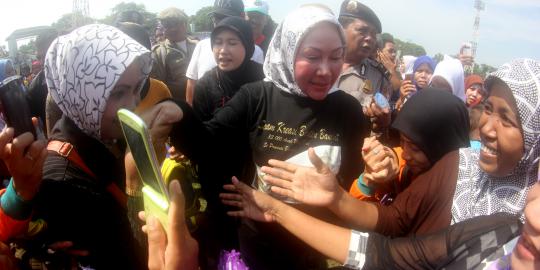 Atut senam bareng anak-anak Banten: Masih cinta sama ibu?
