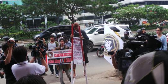 Kisah Asep jalan pakai egrang Cianjur-KPK demi laporkan korupsi