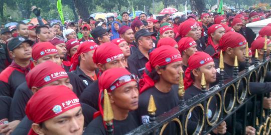 5 Kekecewaan buruh pada Jokowi yang teken UMP Rp 2,4 juta