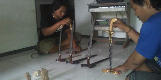 Ritual khusus 'ngumbah gaman' dan cerita magis malam 1 Suro
