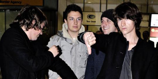 Tolak Glastonbury, Arctic Monkeys ingin konser di dalam air