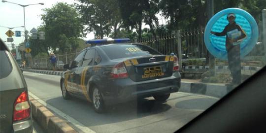 Satu lagi mobil polisi masuk jalur busway