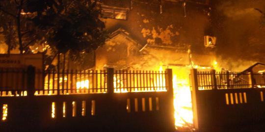 Kebakaran di bantaran Kali Ciliwung, 12 mobil damkar diterjunkan