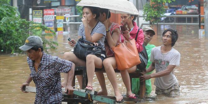 Foto wanita di banjir manado 38 Foto wanita di banjir manado 26