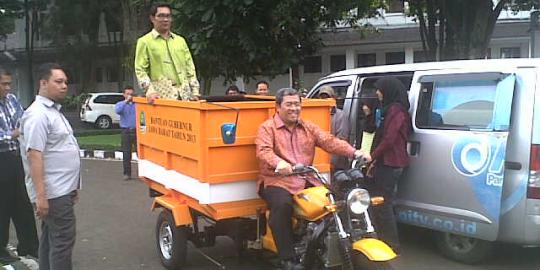 Bonceng Ridwan Kamil, Aher kendarai truk sampah