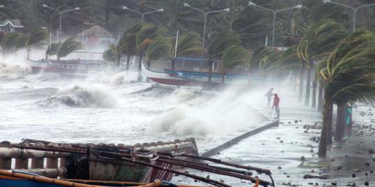 Topan ganas Haiyan terjang Filipina, 3 orang dilaporkan tewas