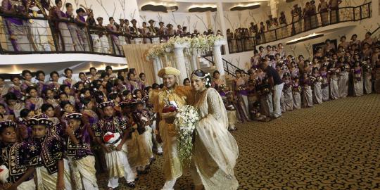 Pernikahan dengan 126 pengiring pengantin pecahkan rekor dunia