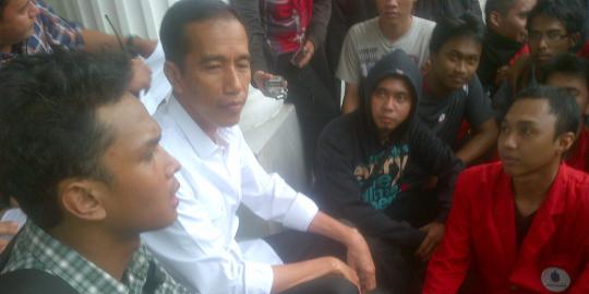 Gotong mik sendiri, Jokowi ditepuki ratusan mahasiswa Undip