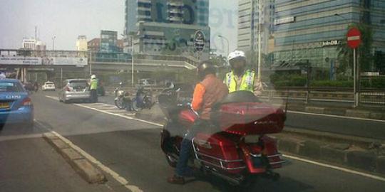 Polisi tilang Moge Melintasi jalur Busway