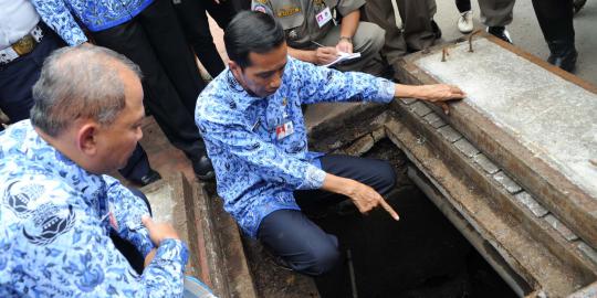 Pantau selokan, Jokowi kaget pemasangan kabel tak sesuai aturan