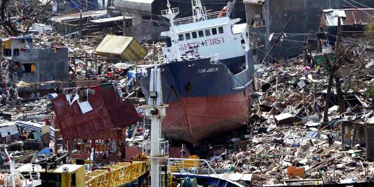 Keganasan Topan Haiyan seret kapal kargo ke daratan