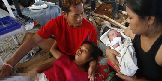 Korban Topan Haiyan melahirkan bayi di lokasi pengungsian