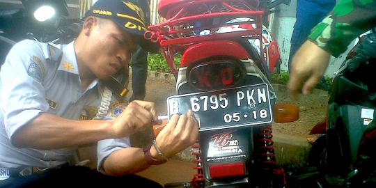 Razia parkir liar, petugas Dishub copot pelat nomor motor