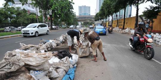 Antisipasi banjir, saluran air di Jalan Rasuna Said dibersihkan