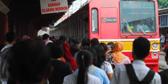 Tabrak pikap, jadwal kereta Jakarta-Bogor berantakan