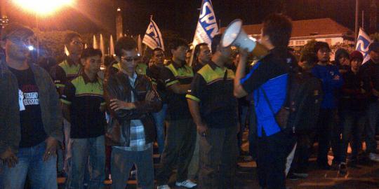 Buruh Semarang demo sampai malam di rumah dinas Ganjar