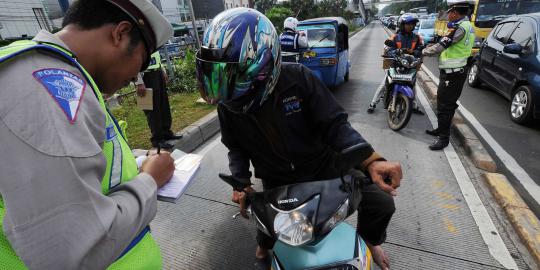 Dua pekan, 759 penerobos jalur Transjakarta ditilang
