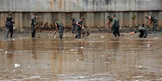 Prajurit TNI AD bersihkan sampah di Kanal Banjir Barat