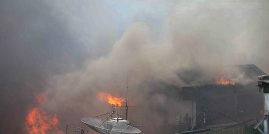TV meledak, rumah mewah di Duren Sawit nyaris hangus terbakar