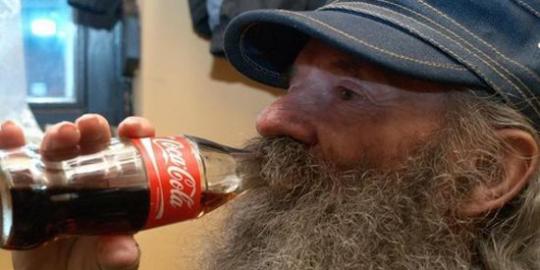 Selama lebih dari 40 tahun, pria ini cuma minum Coca-Cola