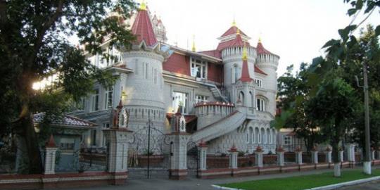 Gedung sekolah ini dibentuk menyerupai istana dongeng