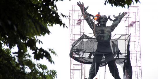 Patung Pembebasan Irian Barat di Lapangan Banteng 